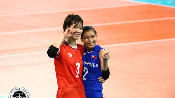Chủ công Trần Thị Thanh Thúy và Alyssa Valdez - những người từng cùng chơi bóng ở Đài Loan hôm qua đã tái ngộ ở trận ra quân tại SEA Games 30.