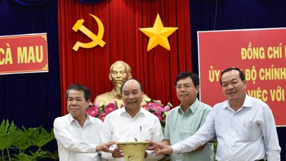 Thủ tướng Nguyễn Xuân Phúc tặng qùa cho lãnh đạo tỉnh Cà Mau sau buổi làm việc