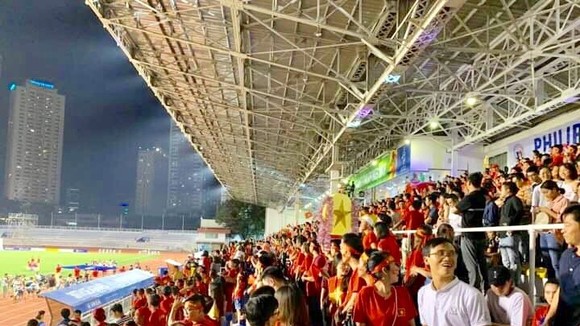 Du khách Việt cổ vũ đội tuyển bóng đá Việt Nam