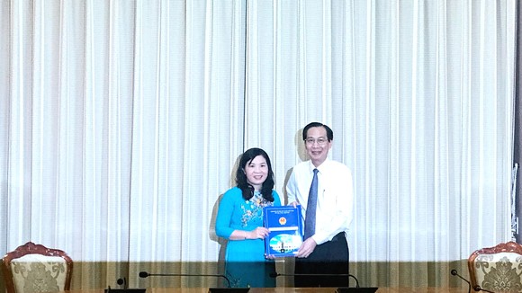 Phó Chủ tịch Thường trực UBND TPHCM Lê Thanh Liêm trao quyết định phê chuẩn kết quả bầu bà Lê Thị Anh Thư giữ chức vụ Phó Chủ tịch UBND huyện Nhà Bè