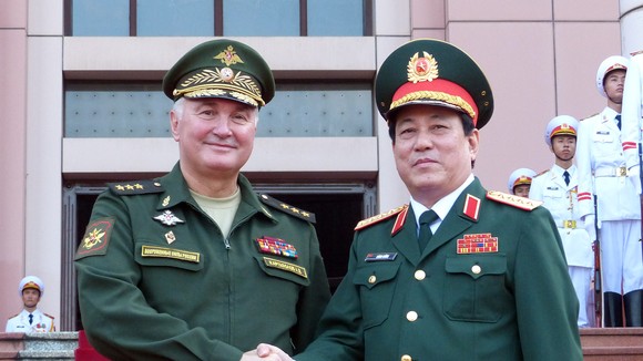 Đại tướng Lương Cường và Thượng tướng A.V Kartapolov tại lễ đón. Ảnh T.B