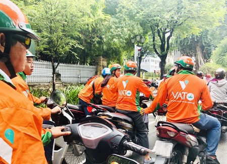 Vato, a new taxi service recently operating in Vietnam and is a typical example of a business in the digital economy. (Photo: SGGP)