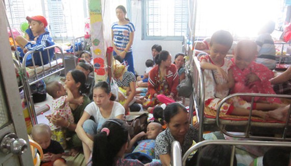 Cancer patients flooded the Tumor Hospital (Photo: SGGP)