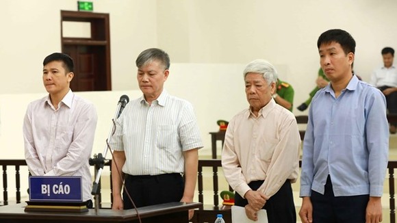 Vinashin former Chairman of the Members’ Council Nguyen Ngoc Su (second, left) and other defendants at the appeal trial (Photo: VNA)