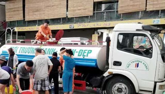 Tanker still provides water to residents in Hanoi (Photo: SGGP)