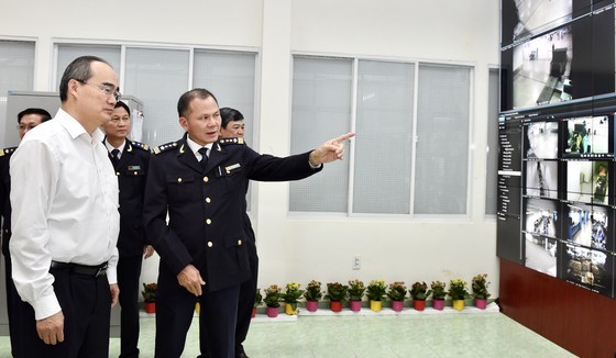 Party Chief Nhan visits the Vietnam Customs (Photo: SGGP)