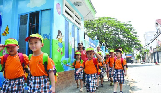 Small kids don't wade through the marshy roads with a plashing noise to the preschool any longer(Photo: SGGP)