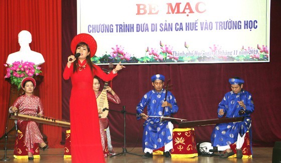 Teachers perform Ca Hue (Photo: SGGP)