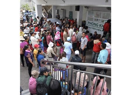 Patients wait for their turn to see doctor in the Ho Chi Minh City Tumor Hospital (Photo: SGGP)