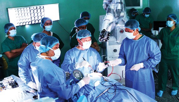 People Hospital's 115 uses Robot Modus V Synaptive system for nerve operation (Photo: SGGP)