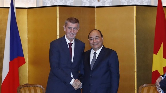 Prime Minister Nguyen Xuan Phuc (R) and Prime Minister of the Czech Republic Andrej Babis (Photo: VNA)