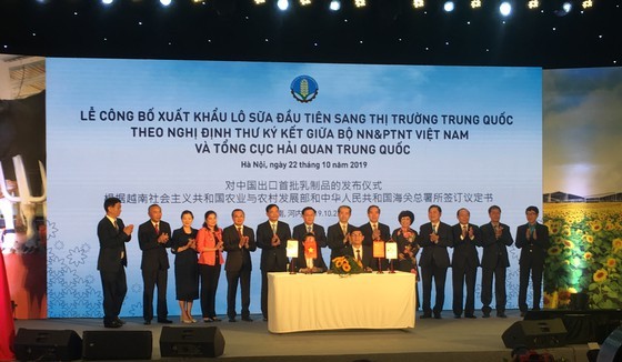 A signing of exporting Vietnam’s first batch of milk to China market under the witness of Deputy PM Vuong Dinh Hue and Head of the Party Central Committee's Economic Commission Nguyen Van Binh