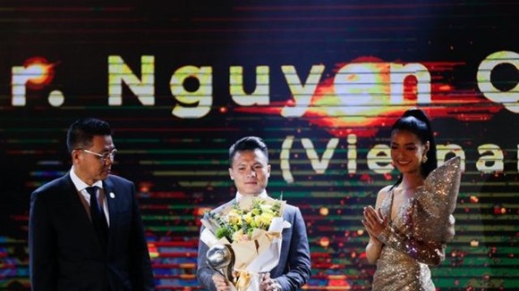 Vietnamese midfielder Nguyen Quang Hai named men's AFF Player of the Year at the award ceremony in Hanoi (Photo: VNA)