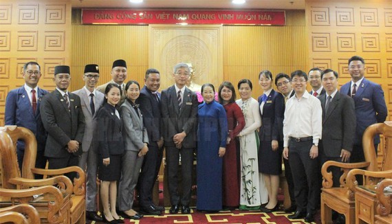 City leaders pose with delegates of SSEAYP2019 (Photo:hcmcpv)