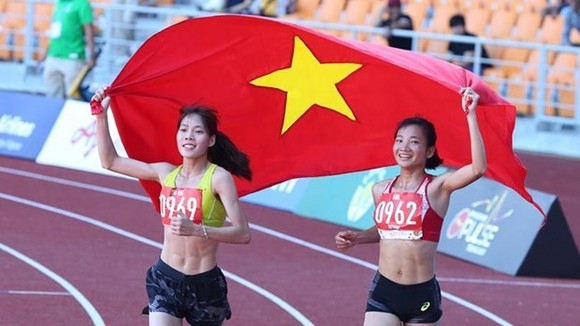 Runners Nguyen Thi Oanh and Pham Thi Hue finish first and second in the women’s 5,000m race. (Photo: VNA)