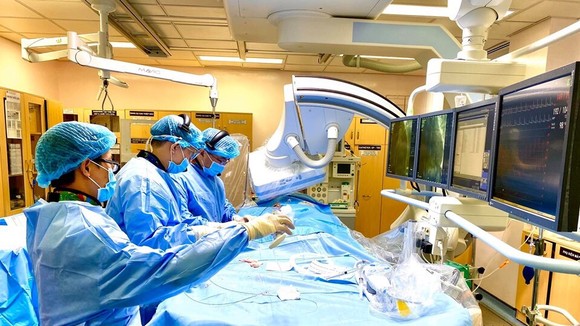 Các bác sĩ đang tiến hành can thiệp tim mạch cho bệnh nhân