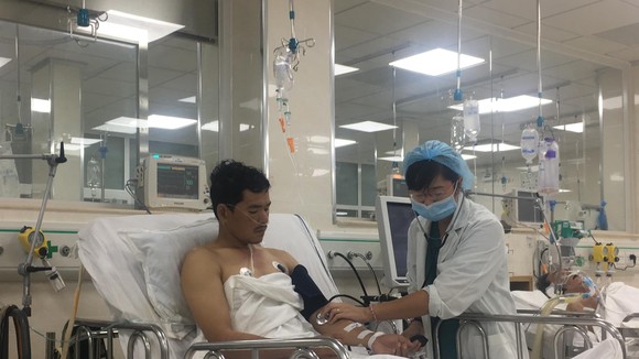 Bác sĩ đang thăm khám cho anh Nguyễn Văn Lâm