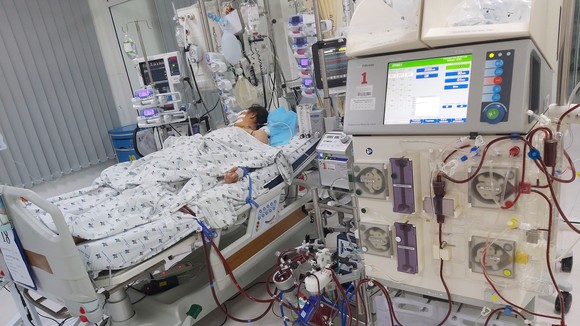 Với nguyên lý hoạt động tương tự như một máy tim phổi nhân tạo, ECMO sẽ giúp duy trì sự sống cho người bệnh, đồng thời tạo thời gian cho tim được nghỉ ngơi và hồi phục