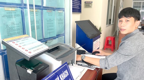 UBND phường 14 quận Gò Vấp (TPHCM) áp dụng công nghệ vào giải quyết thủ tục hành chính, thuận lợi cho người dân và nâng hiệu quả quản lý. Ảnh: TRẦN YÊN