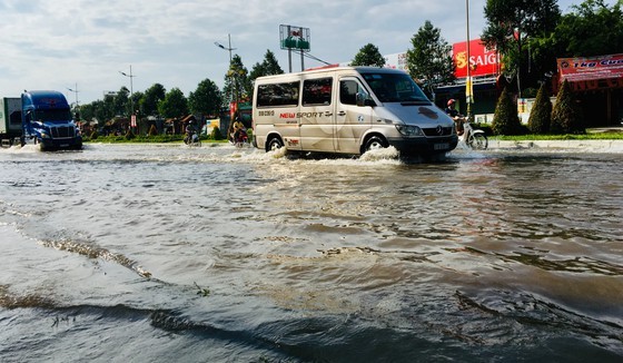 High tide floods tens of roads inner Can Tho city early October (Photo: SGGP)