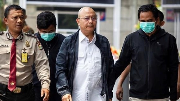 Dzulmi Eldin (front, centre), mayor of Medan city in North Sumatra province, is arrested for corruption charges (Photo: Jakarta Globe)