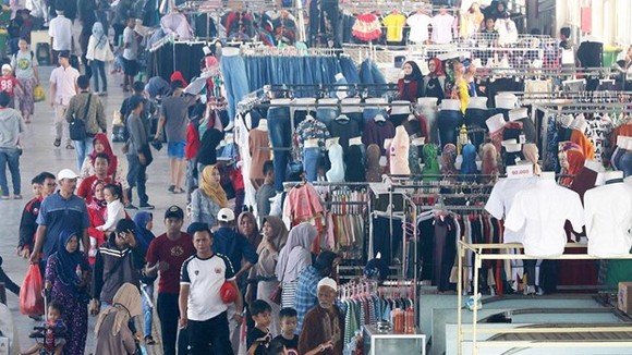Merchants and buyers pack the Tanah Abang Skybridge that connects the railway station to the famous Tanah Abang textile market in Central Jakarta. (Source: The Jakarta Post)