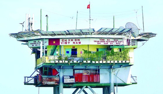 A boat transporting presents from the mainland to DK1-10 rigs, constructed for scientific research and marine services on the Truong Sa (Spratly) Archipelago, in early October (Photo: SGGP)