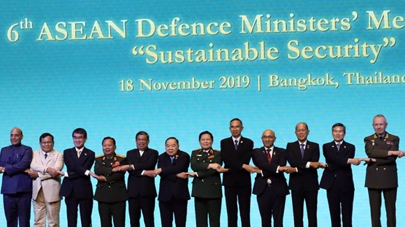 Defence Minister Gen. Ngo Xuan Lich (sixth, right) and other officials pose for a photo at the 6th ASEAN Defence Ministers’ Meeting Plus in Bangkok on November 18 (Photo: VNA)