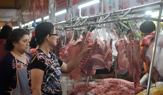Consumers buy pork in Ben Thanh market, District 1, HCMC (Photo: SGGP)