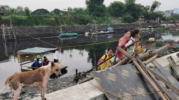 Villagers disembark from a makeshift raft along a river in Bacoor, Philippines, on Nov 14, 2019. (Photo: EPA-EFE)