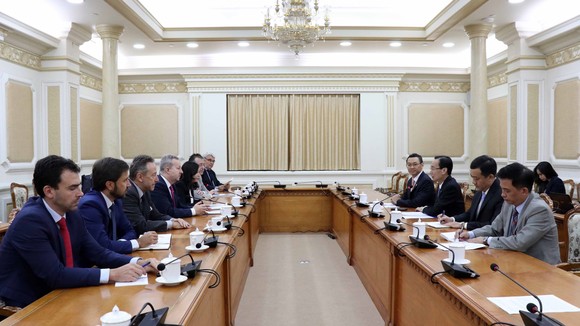 The working session between Vice Chairman of the HCM City People’s Committee Le Thanh Liem and Czech Minister for the Environment Richard Brabec on November 21 (Photo: VNA)