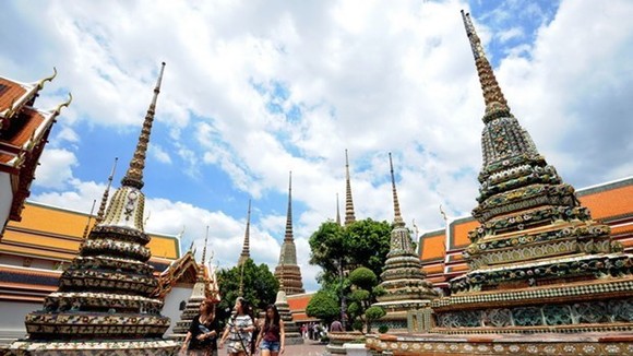 At a temple in Bangkok (Photo: Xinhua)