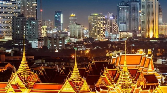 Bangkok by night (Source: smartertravel)