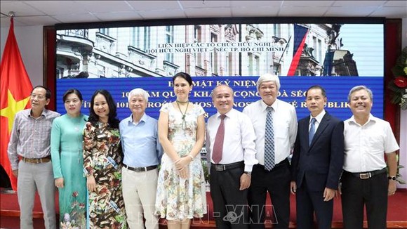 Bà Dana Eltomova, Lãnh sự Đại sứ quán Cộng hòa Czech tại Việt Nam (giữa) chụp ảnh cùng các đại biểu dự họp mặt.