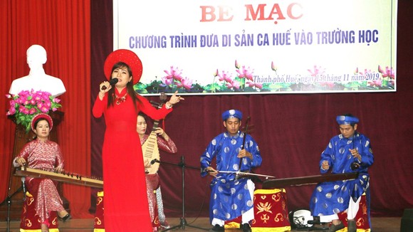 Giáo viên THCS biểu diễn Ca Huế