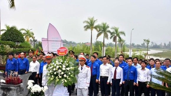 Các đại biểu đến dâng hương, dâng hoa tưởng niệm Anh hùng liệt sĩ Lý Tự Trọng