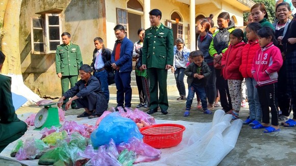 Tặng thực phẩm cho bà con dân tộc Chứt vui đón Tết Chăm Cha Bới