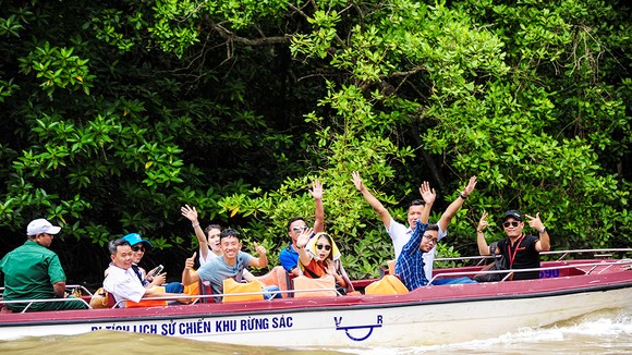 Du khách tham quan di tích lịch sử Chiến khu Rừng Sác ở huyện Cần Giờ, TPHCM