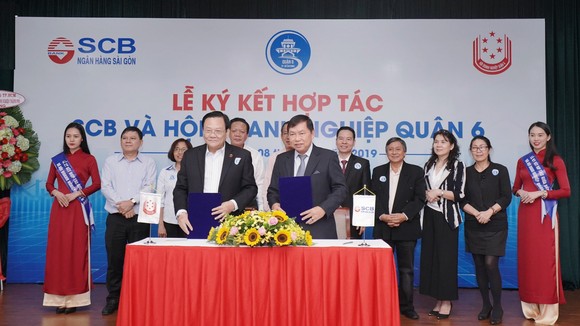 Ông Vương Chí Hòa – Phó Chủ tịch Hội Doanh nghiệp Quận 6 (bên trái) và Ông Bùi Anh Dũng – Phó TGĐ phụ trách Khối Doanh nghiệp SCB ký kết thỏa thuận hợp tác.