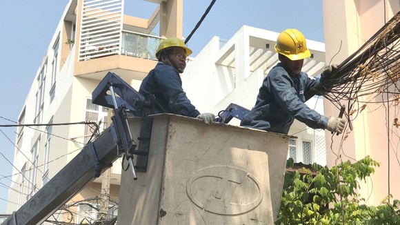 Nhân viên điện lực sửa chữa, bó gọn lại hệ thống điện tại hẻm 1163 Lê Đức Thọ (phường 13 quận Gò Vấp)