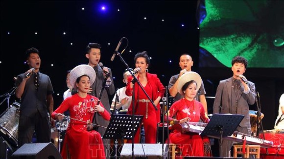 Tiết mục hòa tấu "Sắc màu phương Nam". Ảnh: TTXVN