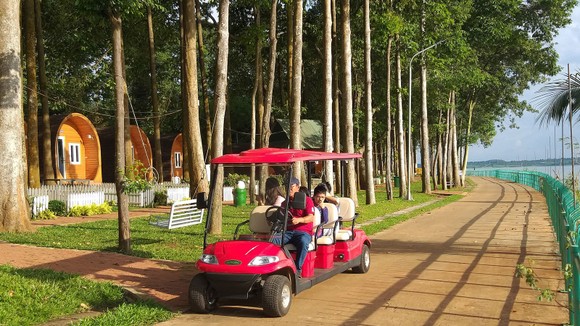 Du khách dạo chơi trên đảo Đồng Trường bằng xe điện