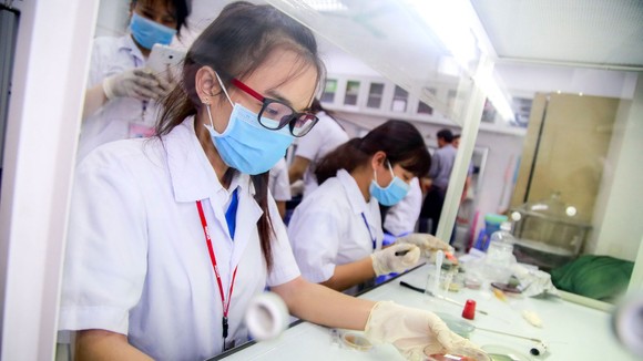 Sinh viên Trường Đại học Công nghiệp thực phẩm TPHCM thực hành tại phòng thí nghiệm