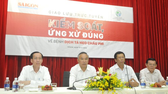 Phó Chủ tịch Thường trực UBND TPHCM Lê Thanh Liêm; Thứ trưởng Bộ NN-PTNT Phùng Đức Tiến; Giám đốc Sở NN-PTNT TPHCM Nguyễn Phước Trung và Tổng Biên tập Báo SGGP Nguyễn Tấn Phong tại buổi giao lưu trực tuyến. Ảnh: CAO THĂNG