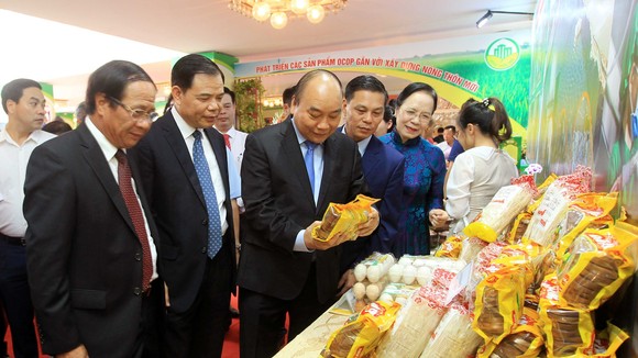 Thủ tướng Nguyễn Xuân Phúc tham quan mô hình và các gian hàng trưng bày sản phẩm nông nghiệp của thành phố Hải Phòng. Ảnh: TTXVN
