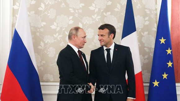 Tổng thống Nga Vladimir Putin (trái) và người đồng cấp Pháp Emmanuel Macron