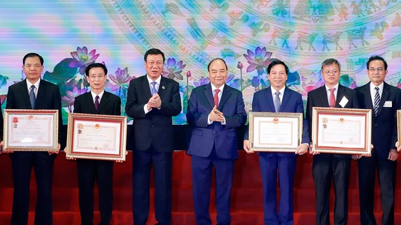 Thủ tướng Nguyễn Xuân Phúc trao tặng Huân chương Độc lập hạng Ba và Huân chương Lao động hạng Nhất cho các tập thể. Ảnh: TTXVN