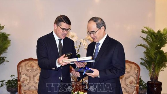 Đồng chí Nguyễn Thiện Nhân tiếp ông Boris Rhein, Chủ tịch Nghị viện bang Hessen (Cộng hòa Liên bang Đức). Ảnh: TTXVN