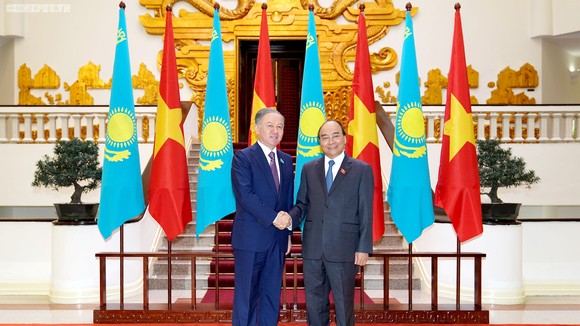 Thủ tướng Nguyễn Xuân Phúc và Chủ tịch Hạ viện Kazakhstan Nurlan Nigmatulin. Ảnh: VGP