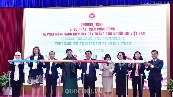Phó Chủ tịch Thường trực Quốc hội Tòng Thị Phóng, Bộ trưởng Bộ Kế hoạch và Đầu tư Nguyễn Chí Dũng cùng các đại biểu phát động sáng kiến cây gậy trắng cho người mù Việt Nam. Ảnh: Quochoi.vn